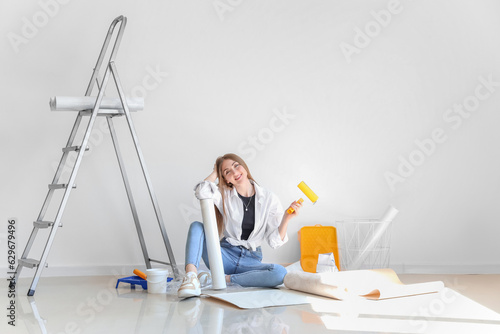 Young woman with wallpaper ...