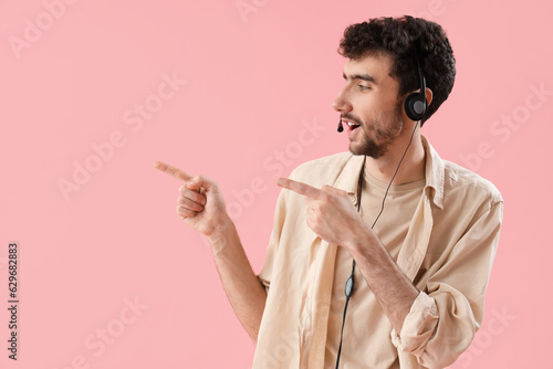 Male technical support agen...