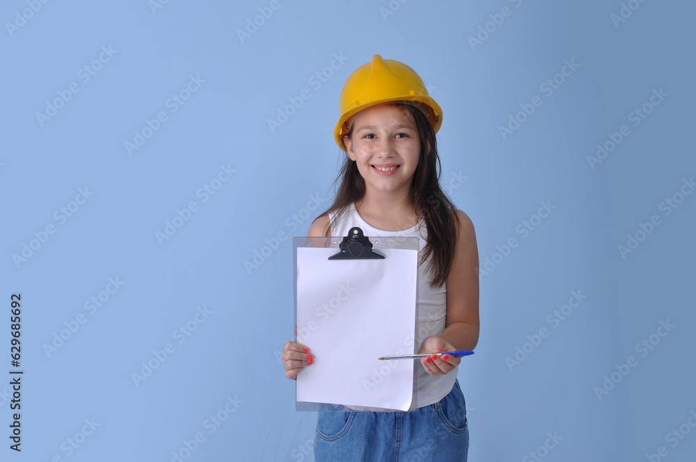 criança profissão de arquiteto operaria com capacete amarelo de construção civil, expressão postiva e feliz criança profissão de arquiteto operaria com capacete amarelo de construção civil, expressão postiva e feliz