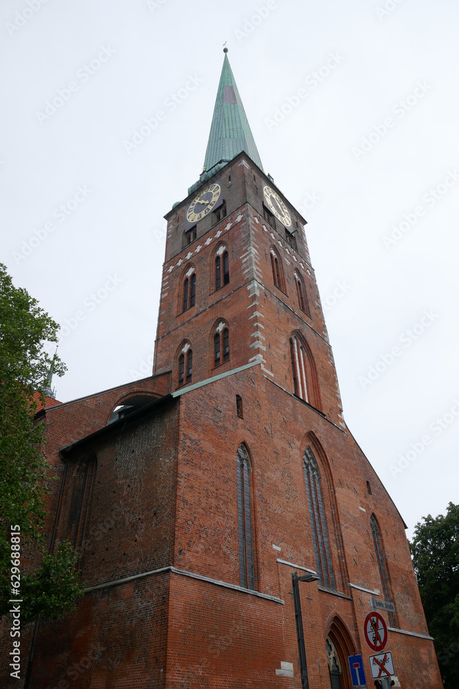 Blick auf den Turm der Jacobikirche in der Altstadt von Lübeck Blick auf den Turm der Jacobikirche in der Altstadt von Lübeck