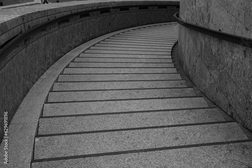 Treppe am Hauptbahnhof Köln in schwarz-weiß 