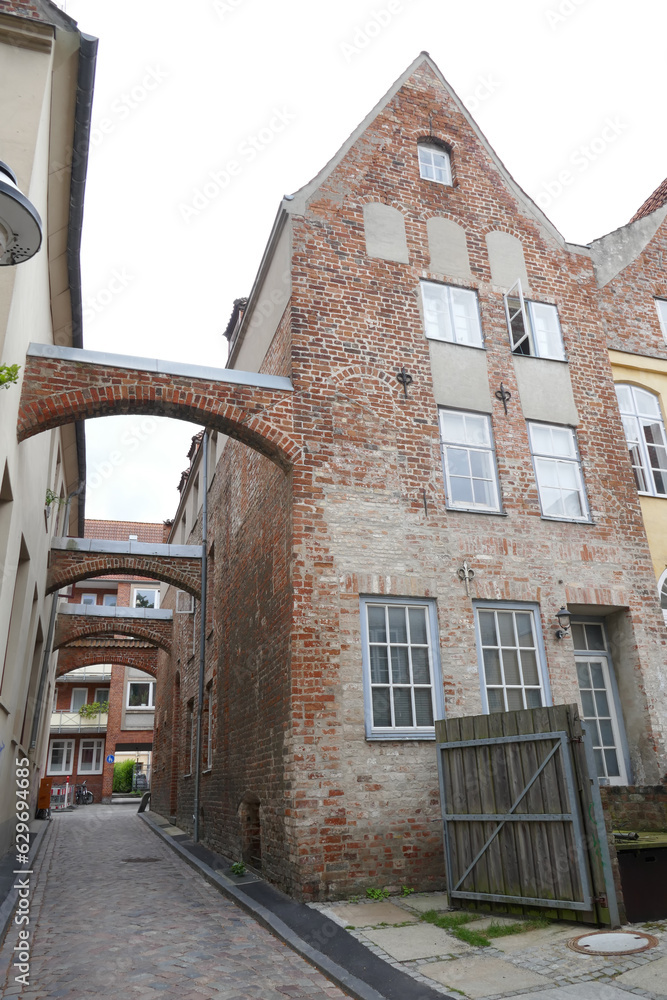 Historisches Backsteinhaus und Gasse in der Altstadt von Lübeck
