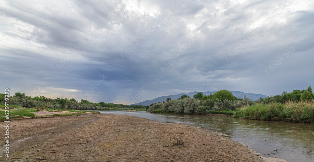 Obraz premium Rain showers on the Rio Grande River during the drought