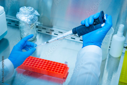 Trabajando en un laboratorio 