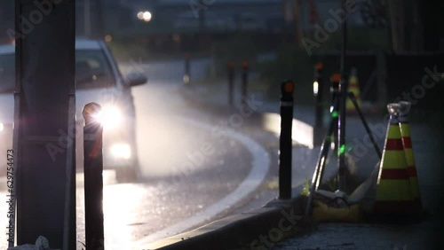 豪雨　道路　自動車走行　強い雨　夜　イメージ
