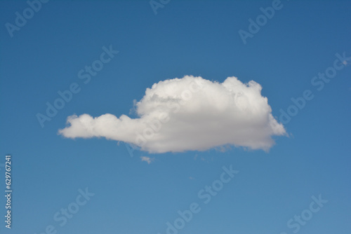 nube cumulus en el cielo celeste de dia photo