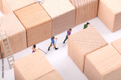 Miniature creativity searching for exits in the maze of building blocks