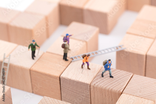 Miniature creativity searching for exits in the maze of building blocks