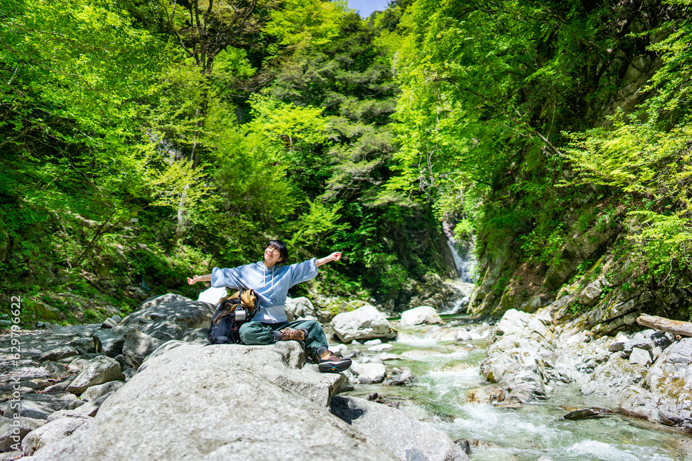 日本を旅している若いアジア人女性/渓谷で景色を眺めながら休憩をしている
日本を旅している若いアジア人女性/渓谷で景色を眺めながら休憩をしている