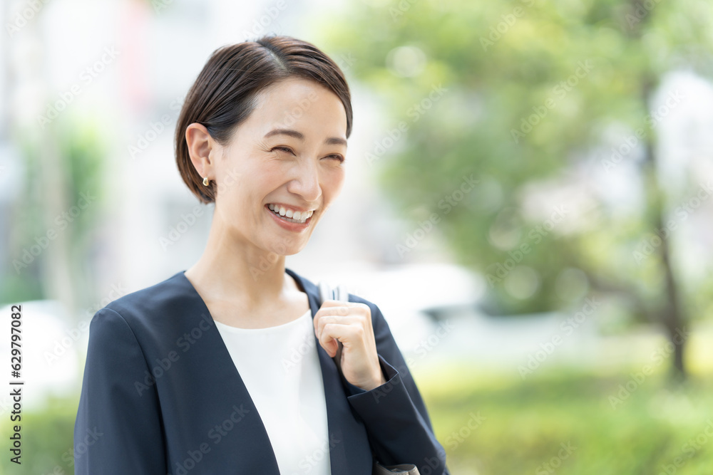 ビジネスイメージ　女性　新緑