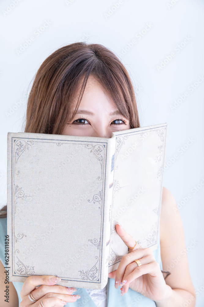 本を読んでいる笑顔の女性 smiling woman reading a book 本を読んでいる笑顔の女性 smiling woman reading a book