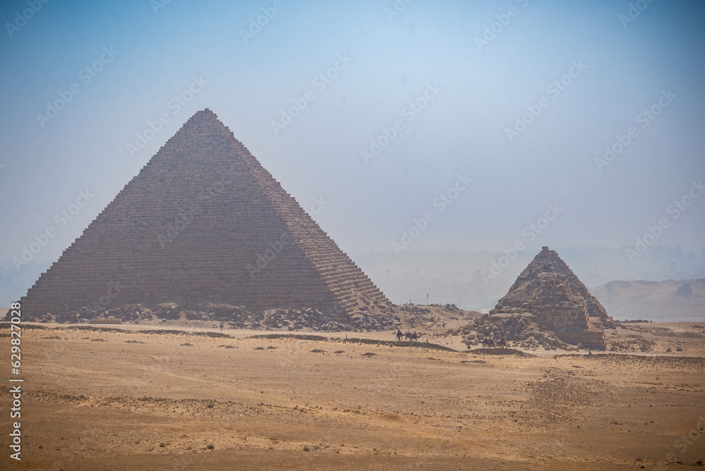 Esfinge famosa y las grandes pirámides en niebla y smog, Giza, El Cairo, Egipto