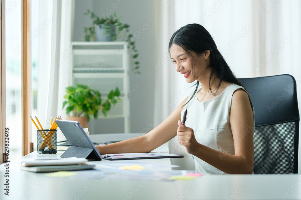 Obraz premium A businesswoman working on new project with laptop computer in modern office.