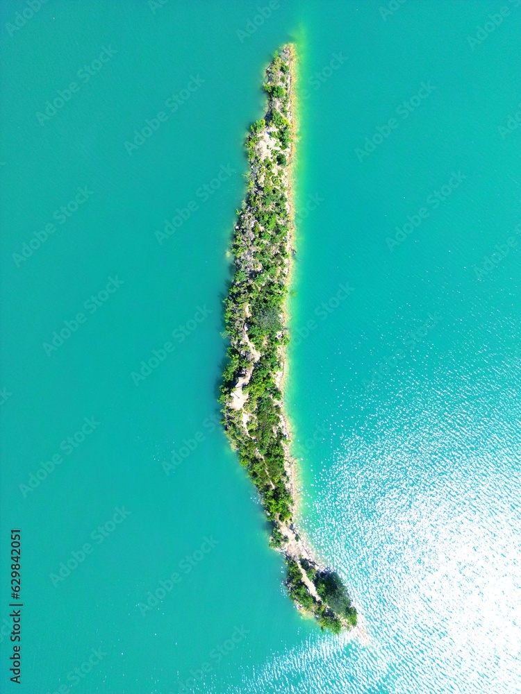 Vista aérea de una pequeña isla dentro de un lago. 
