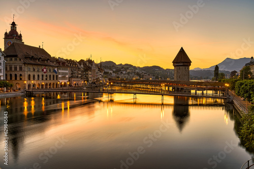 Goldene Stunde bei der Kapellbrücke in Luzern photo