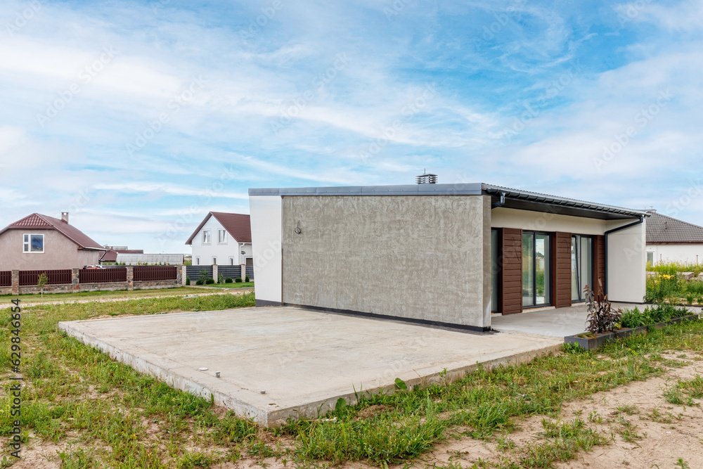 Obraz premium View of a small modern house immediately after construction. Step house construction system