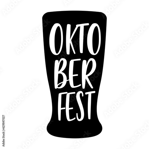 Logo festival de la cerveza alemana. Letras de la palabra Oktoberfest en silueta de vaso de cerveza