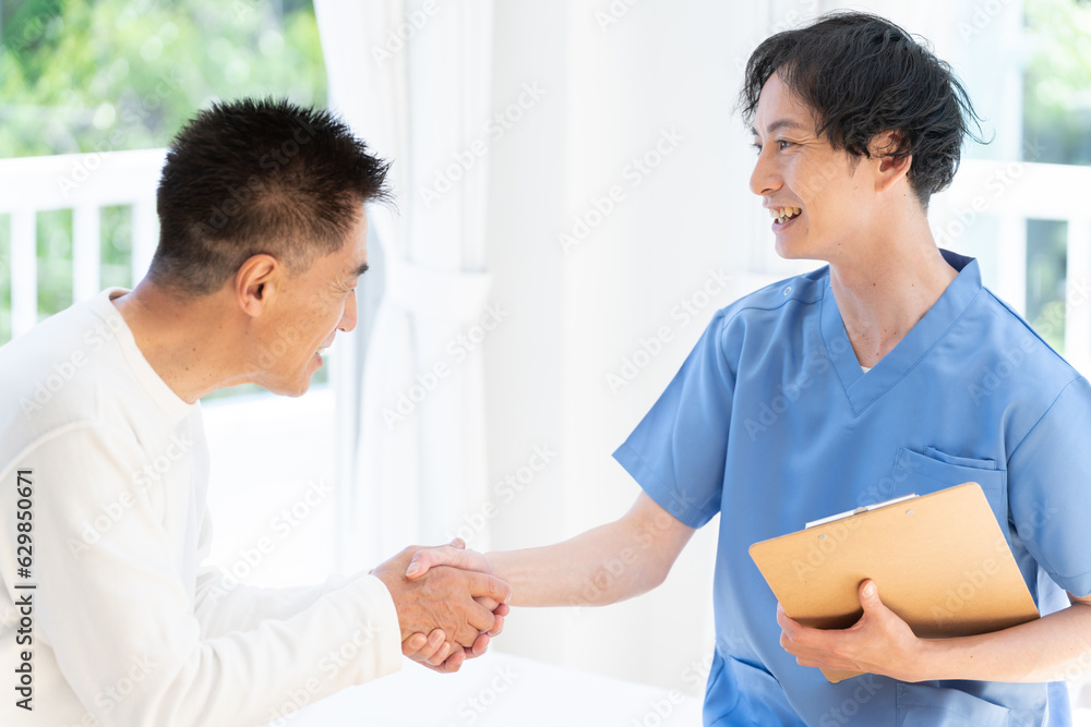握手する医者とシニア患者 握手する医者とシニア患者