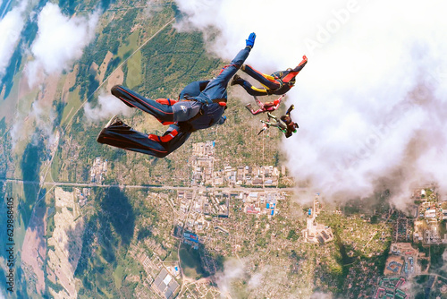 Foto A group of skydivers jumping from the plane
