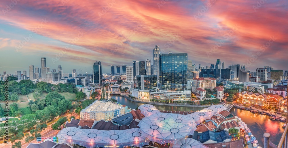 Obraz premium Panoramic view of Singapore skyline with Clark Quay entertainment district