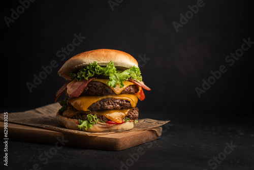 Photos hamburger triple cheeseburger steak haché formage salade tomate ketchup