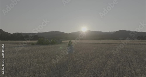Wallpaper Mural Chica andando por atardecer por el campo de trigo ( log footage ) Torontodigital.ca