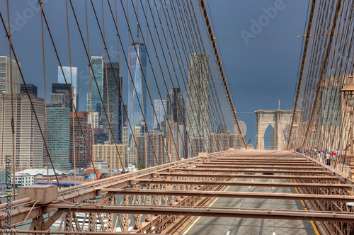 Blick auf Downtown / Manhattan von der Brooklyn Bridge, New York, USA, Juli 2023