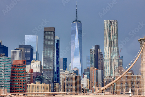 Blick auf Downtown / Manhattan von der Brooklyn Bridge, New York, USA, Juli 2023