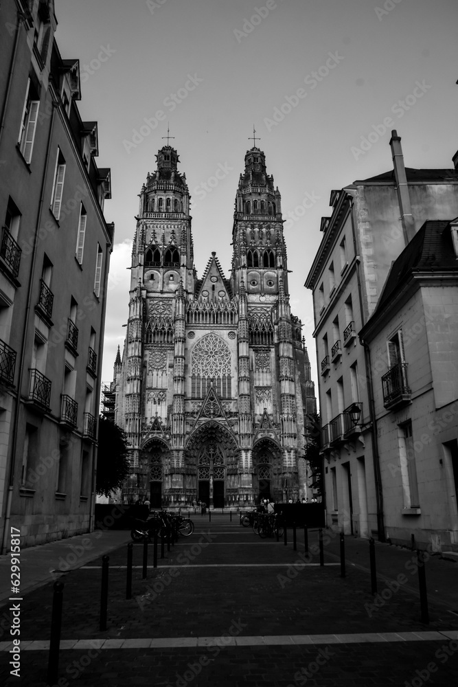 Foto en blanco y negro de la Catedral de Tours en Francia.