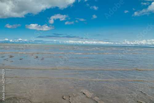 Fotografía en horizontal de una playa junto con el cielo azul en Francia.