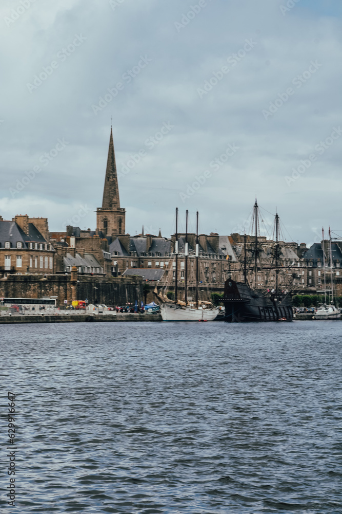 Fotografía vertical de la ciudad de Saint-Malo con sus barcos y el mar, Francia.