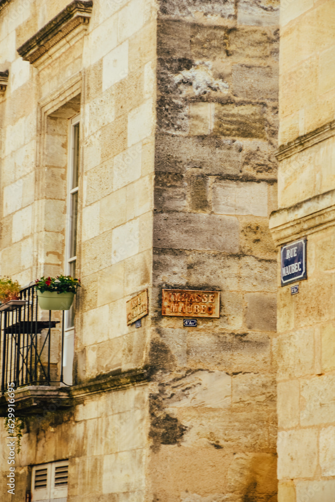 Fotografía en vertical del letrero del nombre de las calles en Francia.
