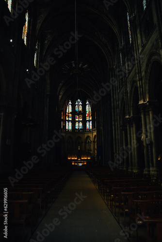 Fotograf  a en vertical del interior de una iglesia en la ciudad de Burdeos  Francia.