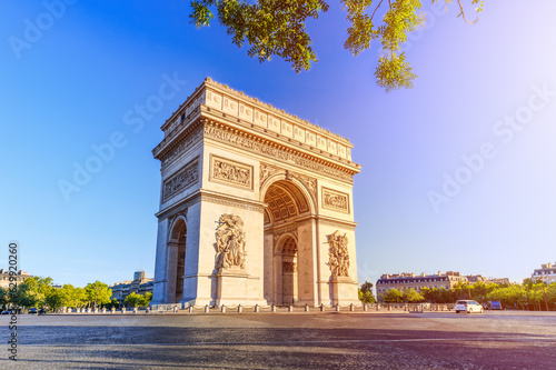 Fototapete Paris, France. Arch of Triumph early morning.