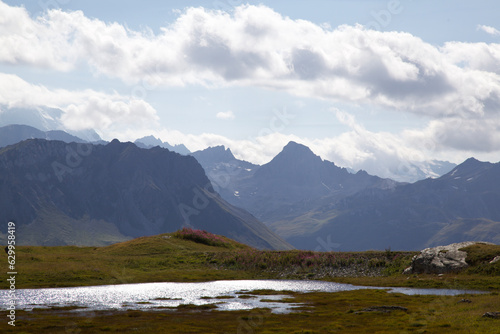 montagne derrière le lac 