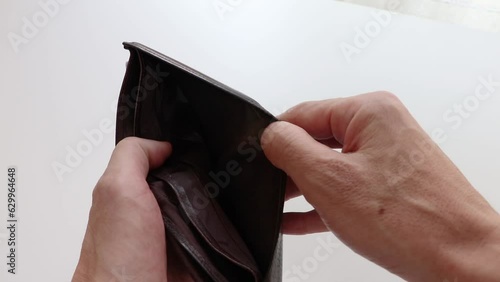 お金が入っていない空の財布