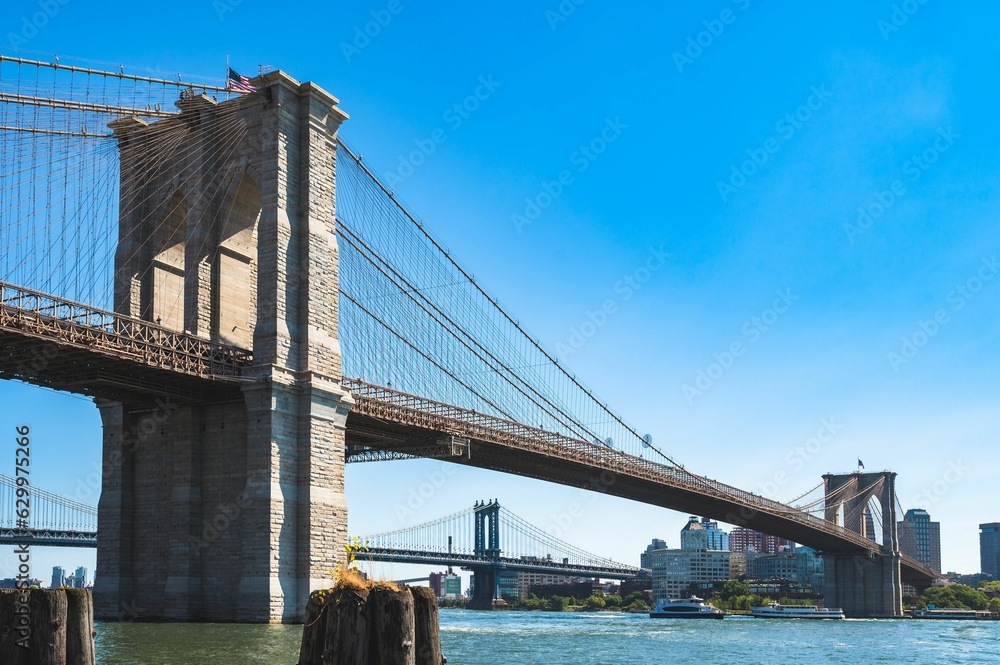 Naklejka premium Closeup of Brooklyn Bridge on a sunny day