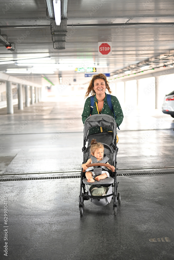 Obraz premium family with children in a parking lot going on a trip