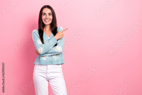 Portrait of impressed girl wear flower print pullover directing at unbelievable sale empty space isolated on pink color background © deagreez