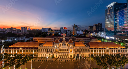 Foto Front view of People's Committee Building of Ho Chi Minh City, the texts on the plate are the name of the building in Vietnamese and English