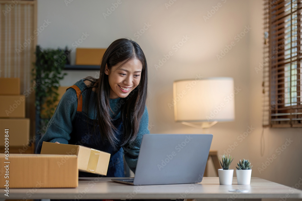 start a small business SME business owners, male entrepreneurs Write the receipt box address. and check orders online To prepare to pack boxes for sale to customers, online sme business ideas start a small business SME business owners, male entrepreneurs Write the receipt box address. and check orders online To prepare to pack boxes for sale to customers, online sme business ideas