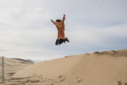 Obraz na płótnie Woman jumping in the French dunes in winter. w salonie