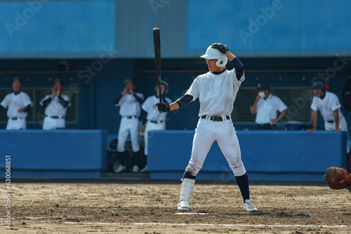 打席で構える左打者（高校野球）