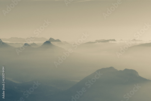 mer de brume au coucher du soleil