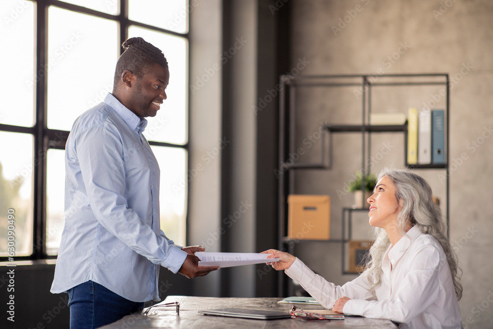 Obraz premium Manager Lady Giving Papers Making Career Offer To Applicant Indoor