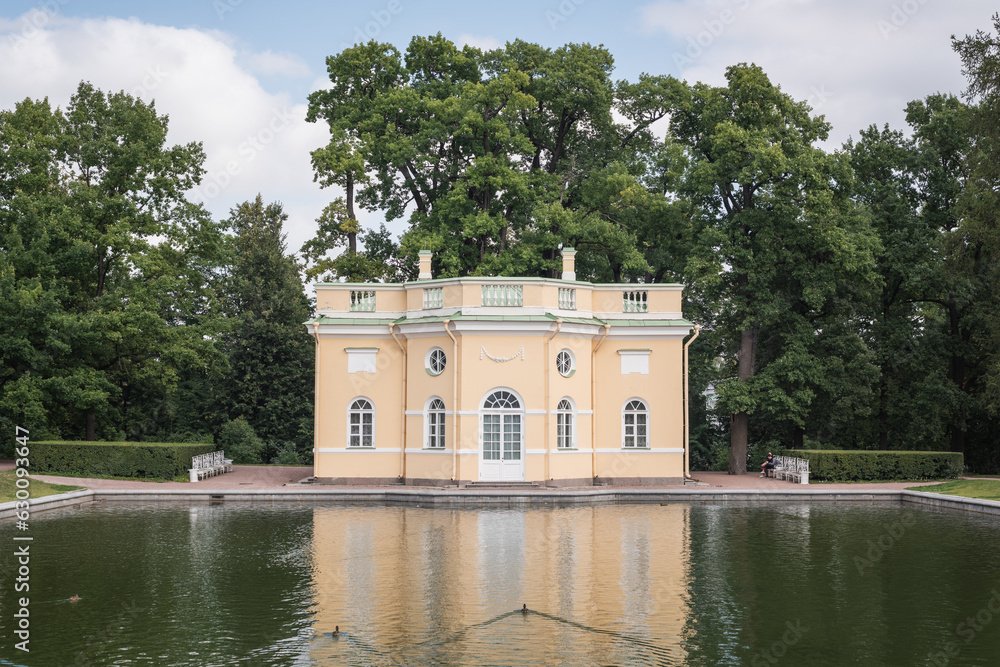 Obraz premium A beautiful historical bath building on the bank of a pond in the palace park of Tsarskoye Selo.
