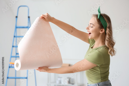 Young woman with wallpaper ...