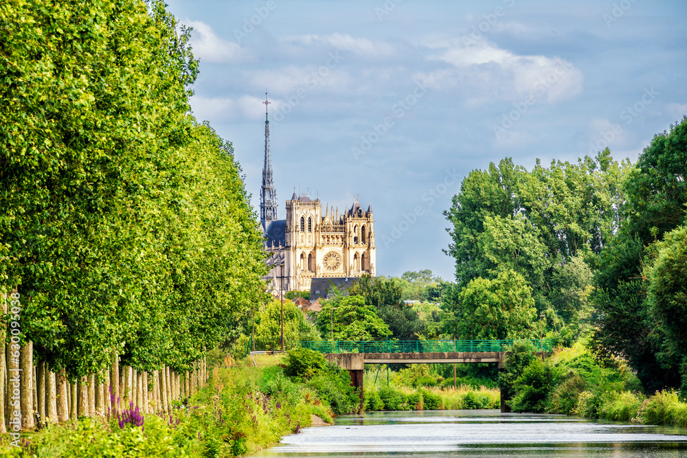 Kathedrale von Amiens und die Somme - obrazy, fototapety, plakaty 