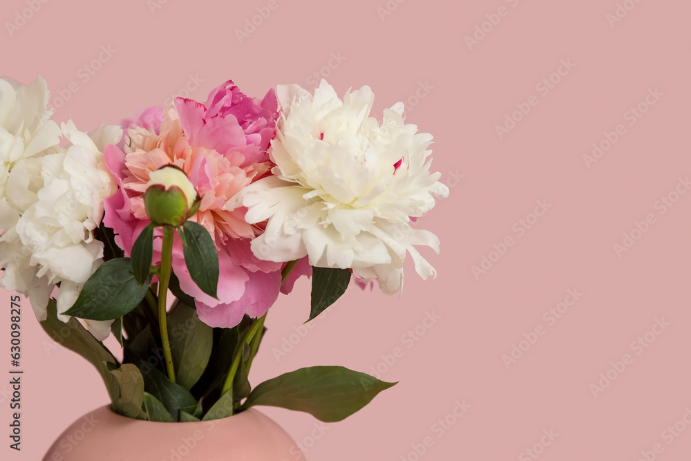 Obraz premium Vase of peonies on pink background, closeup