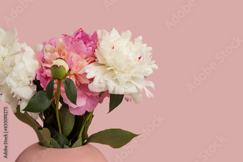 Vase of peonies on pink background, closeup © Pixel-Shot